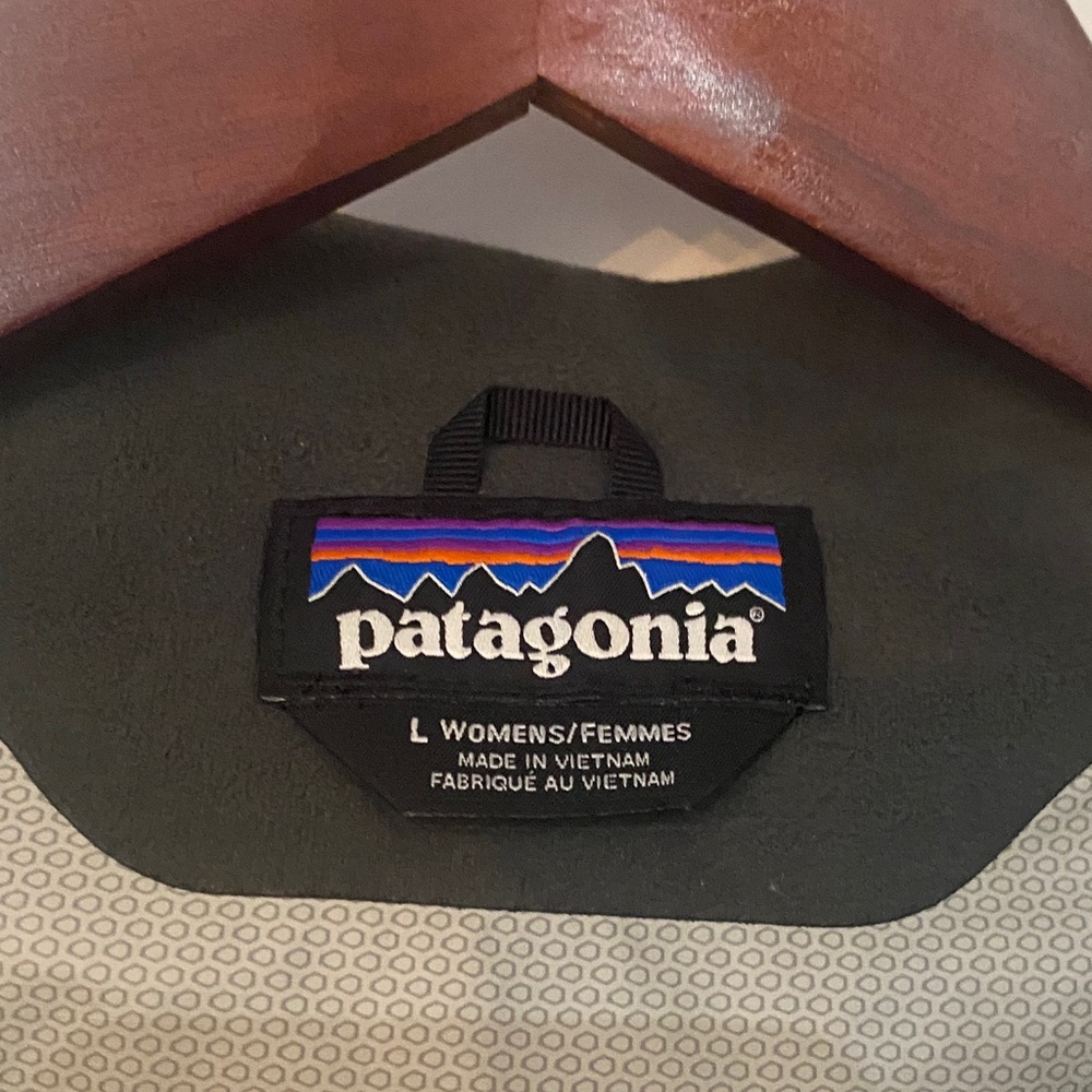 Patagonia Women's Teal and Navy Shell Jacket - Picture 3 of 4